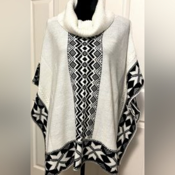 Black Rivet Cowl Neck ❄️ Poncho - Picture 2 of 12